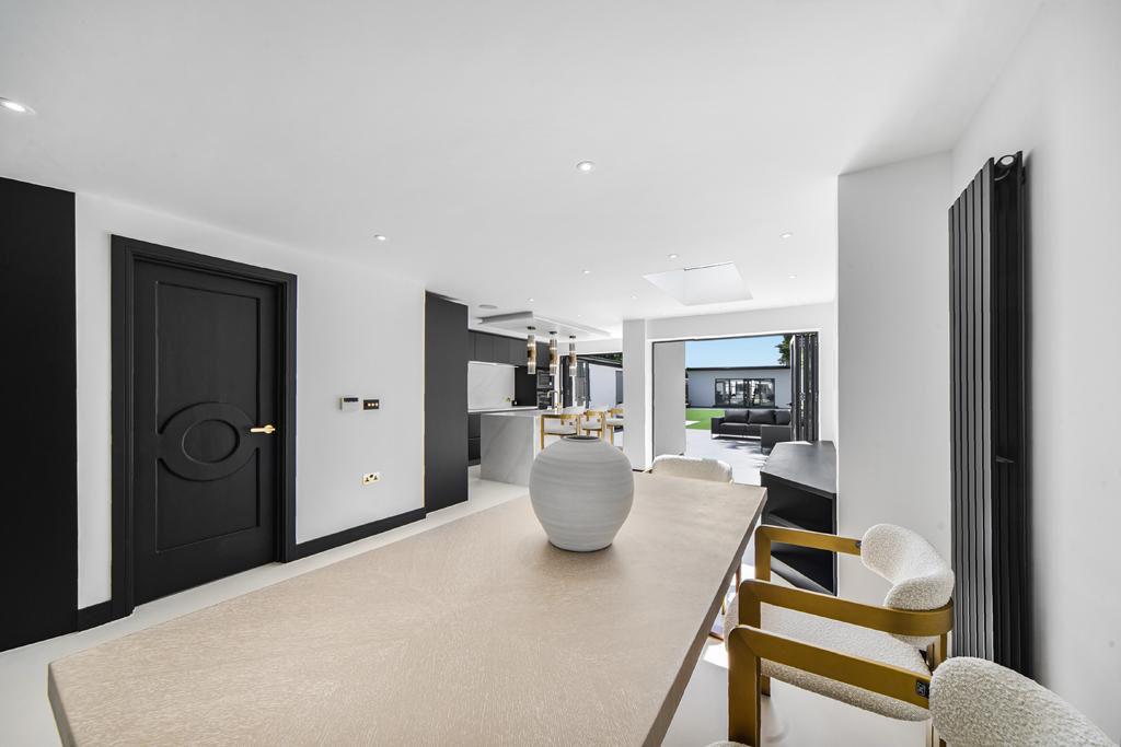 WELL-FURNISHED KITCHEN AREA