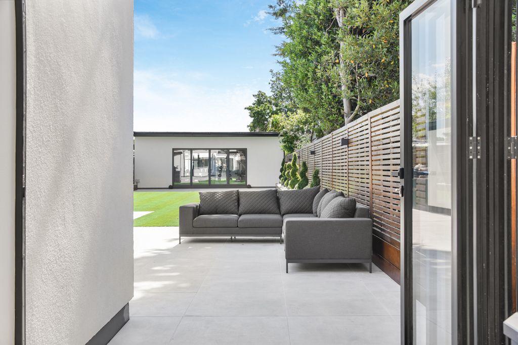 OUTDOOR GARDEN LOUNGE